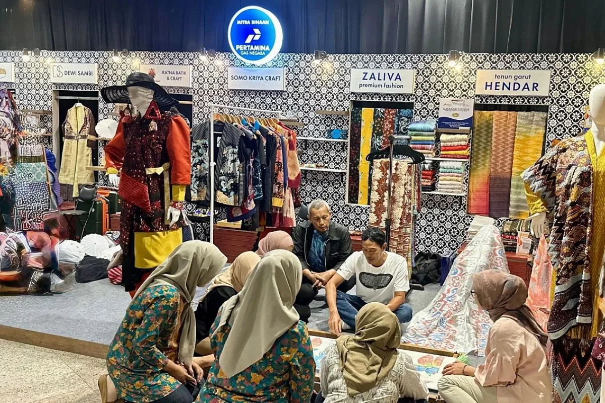 PGN Hadirkan UKM Binaan di Surabaya Fashion Parade 2025