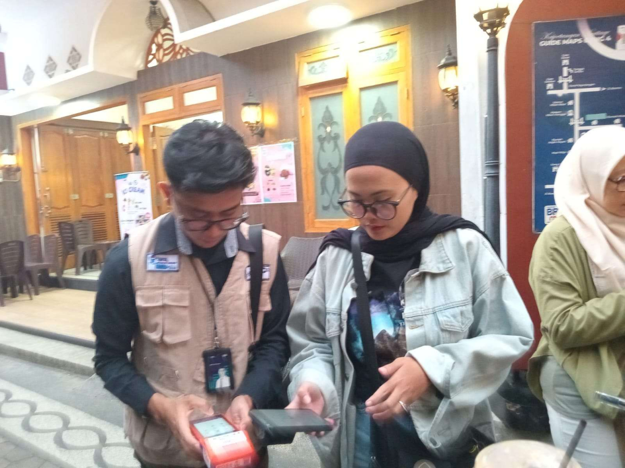 Selama QRIS Tap Festival 2025, setiap pengunjung yang melakukan pembayaran dengan QRIS Tap mendapat voucher belanja Rp 25.000