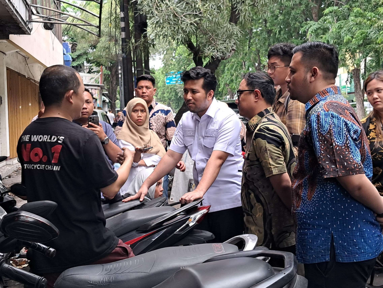 Emil saat melakukan inspeksi mendadak ke Bengkel Libra Motor, Jalan Raya Manyar, Surabaya, salah satu bengkel yang ditunjuk Pertamina untuk penanganan keluhan