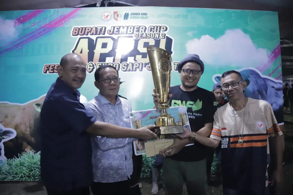 Faisal, pemilik sapi bernama Sapu Jagat meraih juara kelas ekstrem bebas dalam Festival dan Expo Sapi Jember Cup Season 2