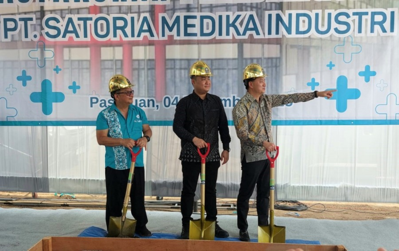 Deputy Managing Director PT Satoria Medika Industri, Christian Hendra Setiawan didampingi Hany Sindu - Plant Director (kiri), dan Mr. Lin Ping - Plant Manager (kanan).