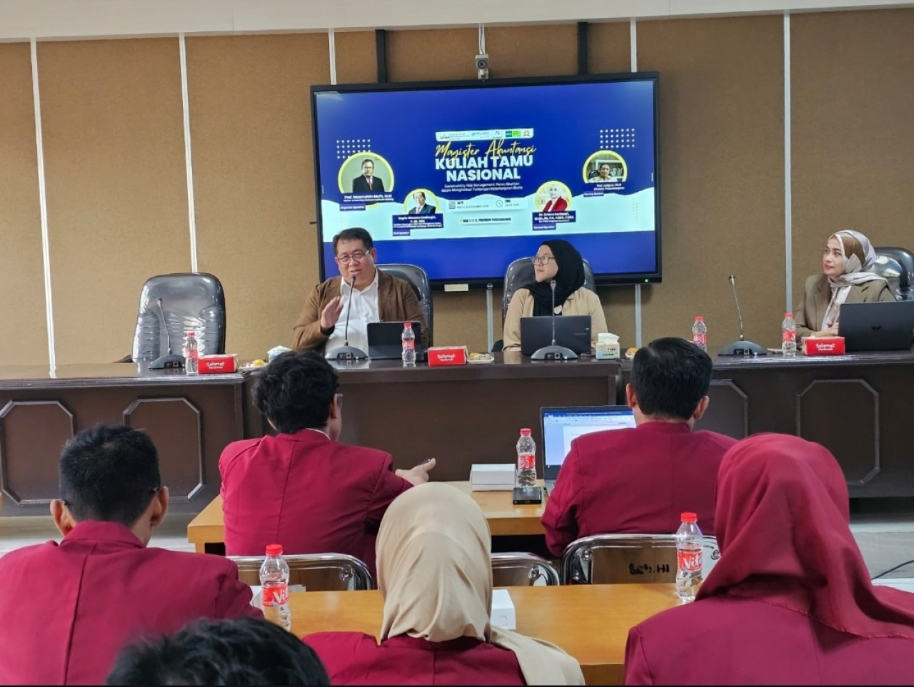 Direktur Keuangan, SDM dan Manajemen Risiko PT Terminal Petikemas Surabaya (TPS), Sapto Wasono Soebagio saat memberi materi kuliah umum Program Magister Akuntansi UMM