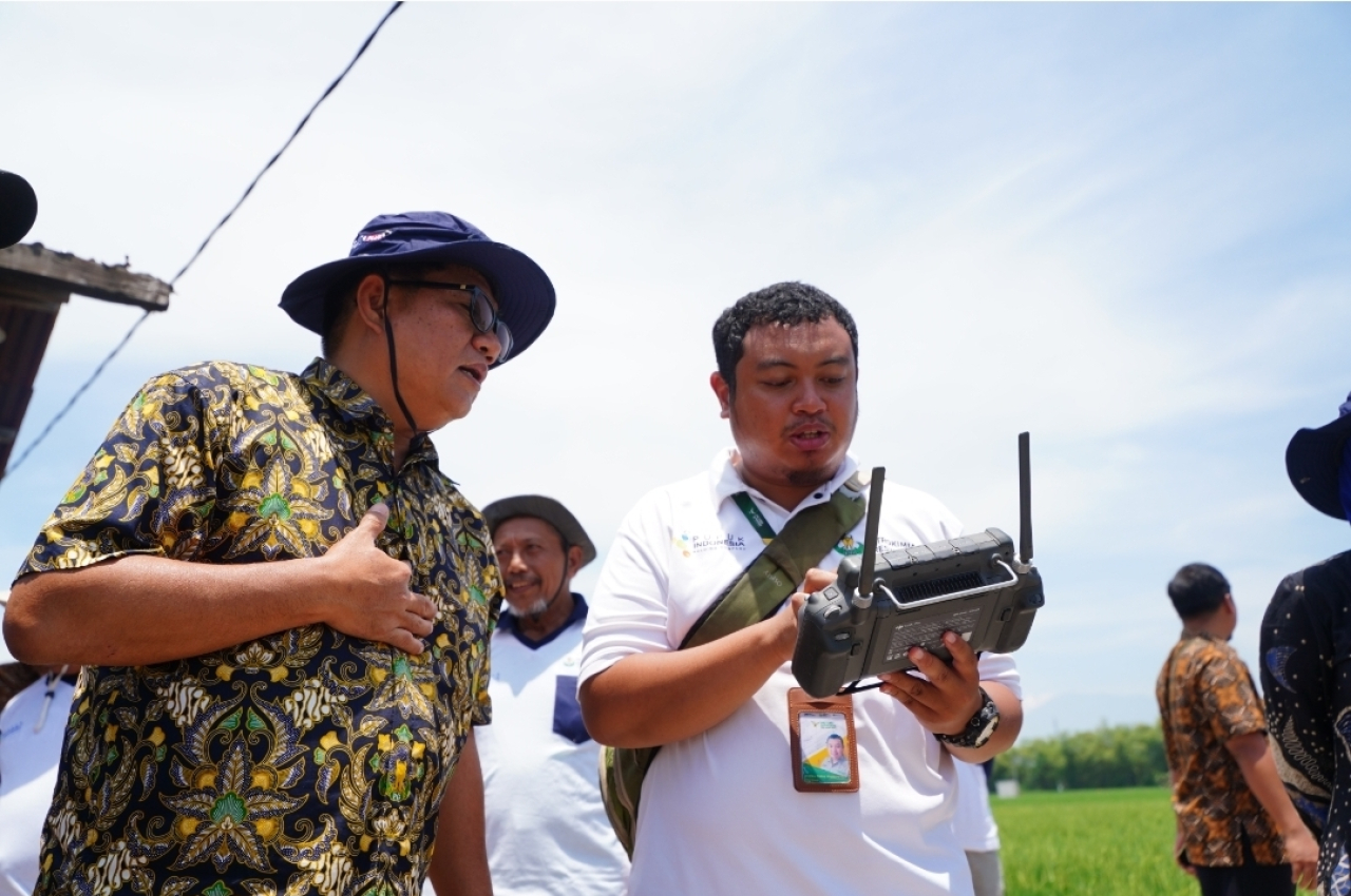Direktur Utama Petrokimia Gresik, Daconi Khotob melihat penggunaan drone pertanian