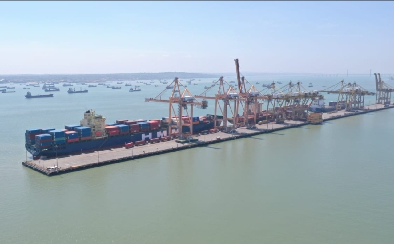 PT Terminal Petikemas Surabaya (TPS) mencatat pertumbuhan arus peti kemas internasional sebesar 8,5% pada bulan Oktober 2025
