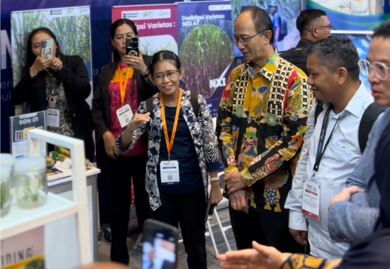 Kunjungan Ketua Umum Kadin Jawa Timur di booth PT Sinergi Gula Nusantara di ajang Pameran Teknologi Industri Sugarex Indonesia 2025