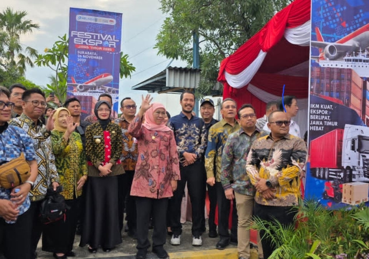 Subkhi Basyar, pendiri PT Aji Bakuh Anugrah (sebelah kiri Gubernur Khofifah) saat mengikuti pelepasan ekspor 100 ton pakan ternak berbahan cocoa shell atau limbah kulit cokelat ke Australia