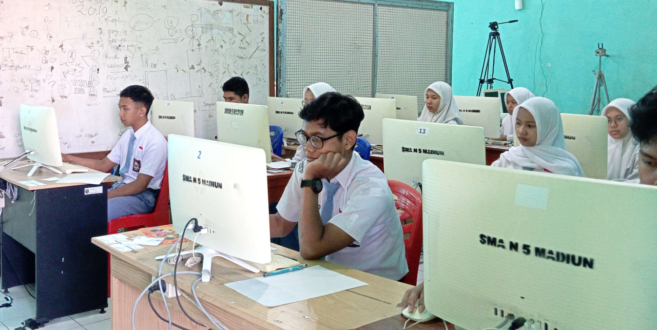 Di SMAN 5 Madiun, tes yang pertama kali berlangsung di Indonesia ini diikuti 346 peserta. 