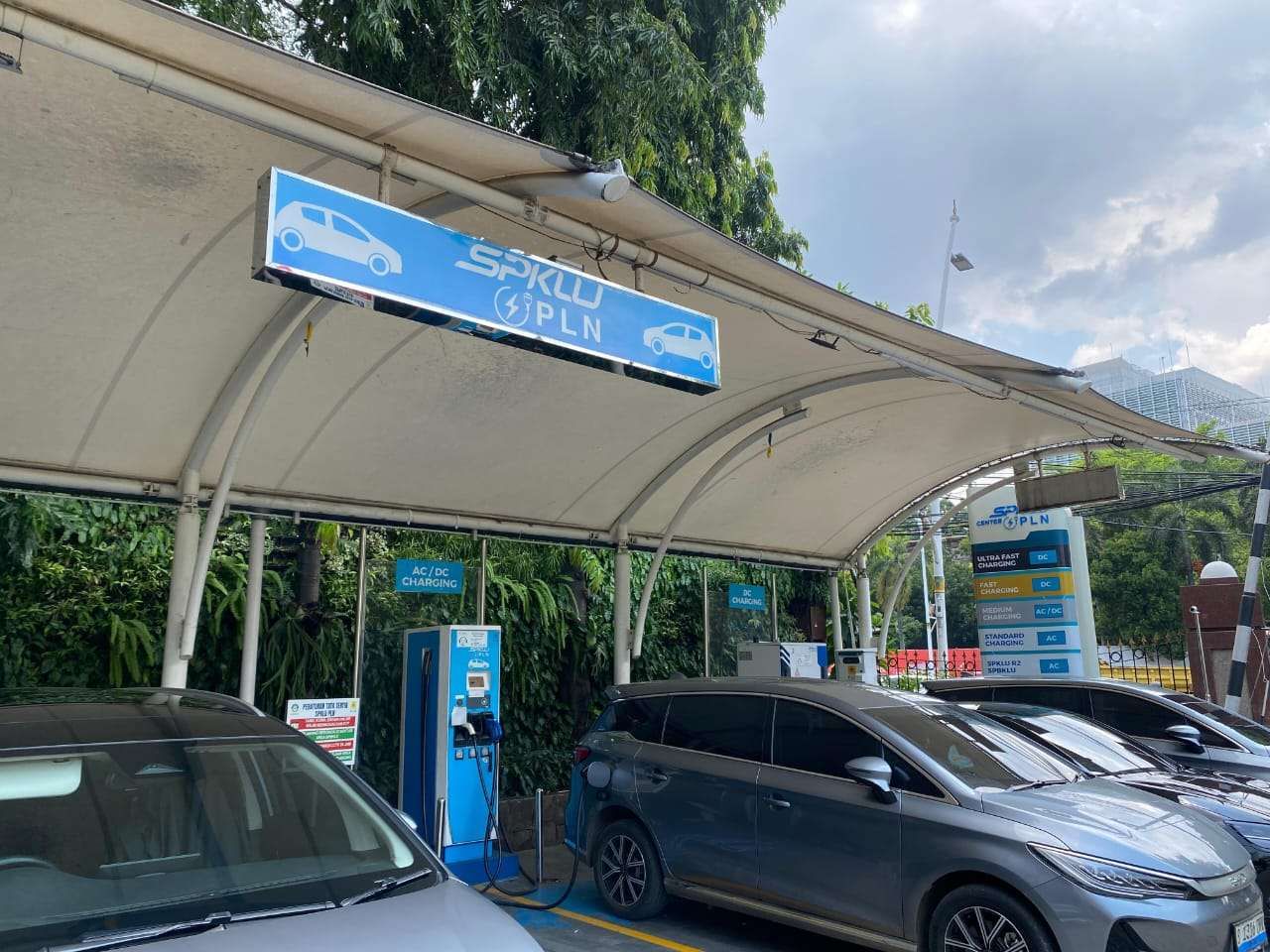 PT PLN (Persero) resmikan dua Stasiun Pengisian Kendaraan Listrik Umum (SPKLU) Center pertama di Jakarta