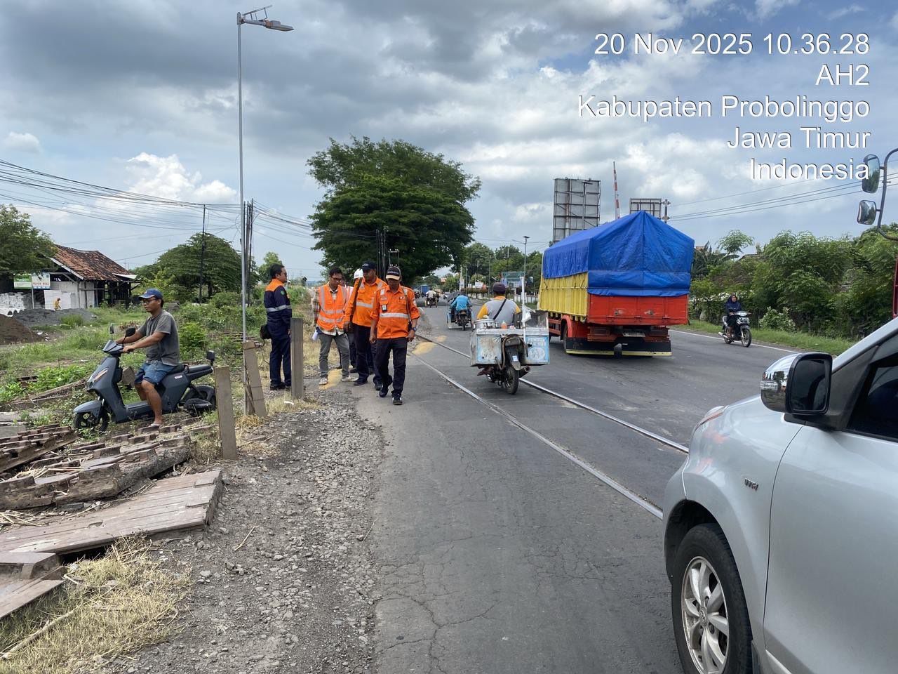 PT Kereta Api Indonesia (Persero) Daerah Operasi (Daop) 9 Jember melaksanakan pekerjaan peningkatan keandalan jalur kereta api di perlintasan sebidang (JPL) Nomor 166.