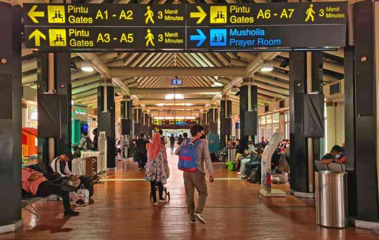 Penerbangan ke luar negeri meningkat sementara rute penerbangan dalam negeri turun.