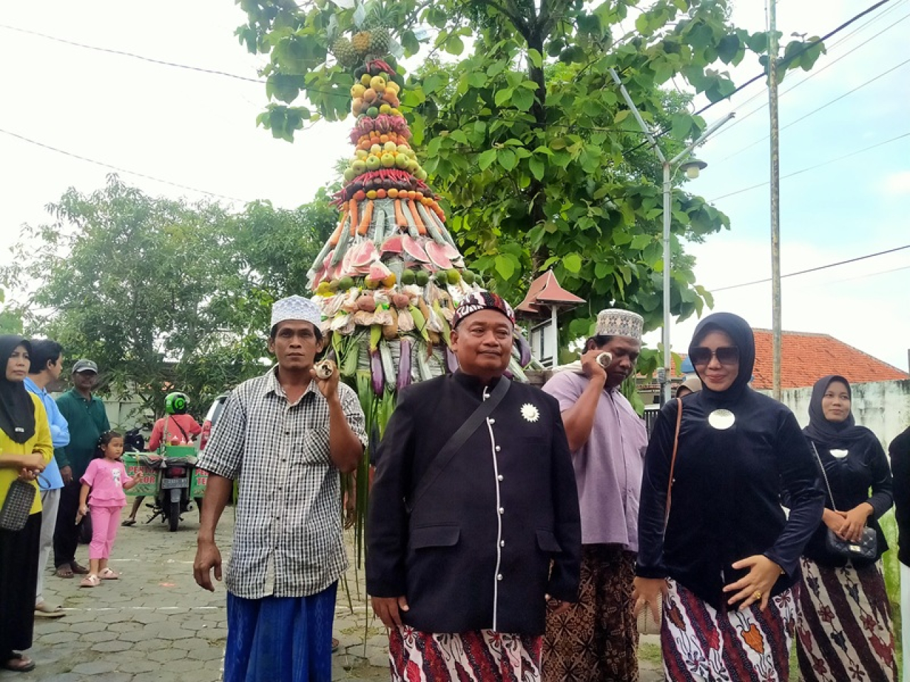 MERIAH: Pemerintah Desa Pangarengan, Kecamatan Pangarengan, Kabupaten Sampang menggelar Kirab Budaya untuk melestarikan kearifan lokal.