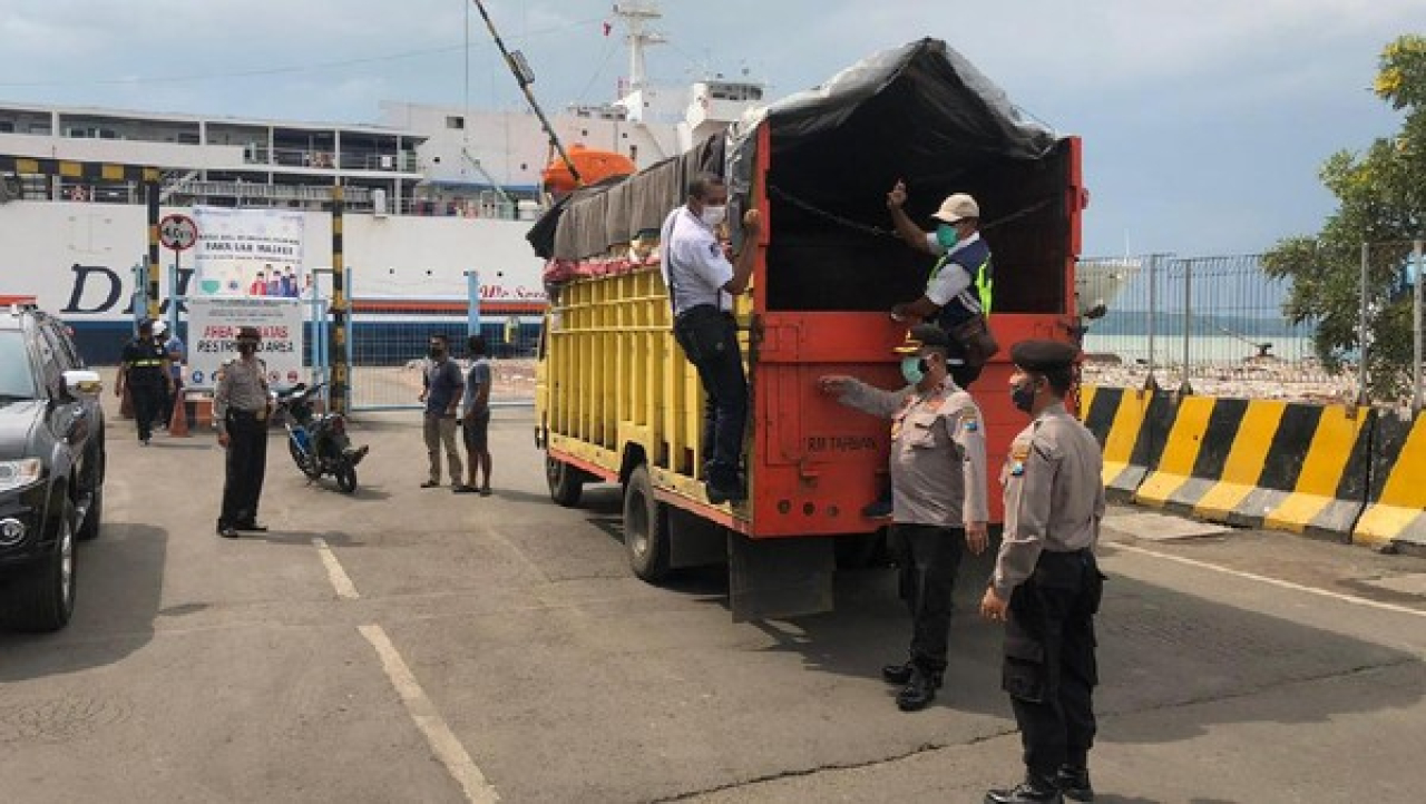 Truk angkutan barang saat menunggu angkutan di Pelabuhan Tanjung Perak Surabaya