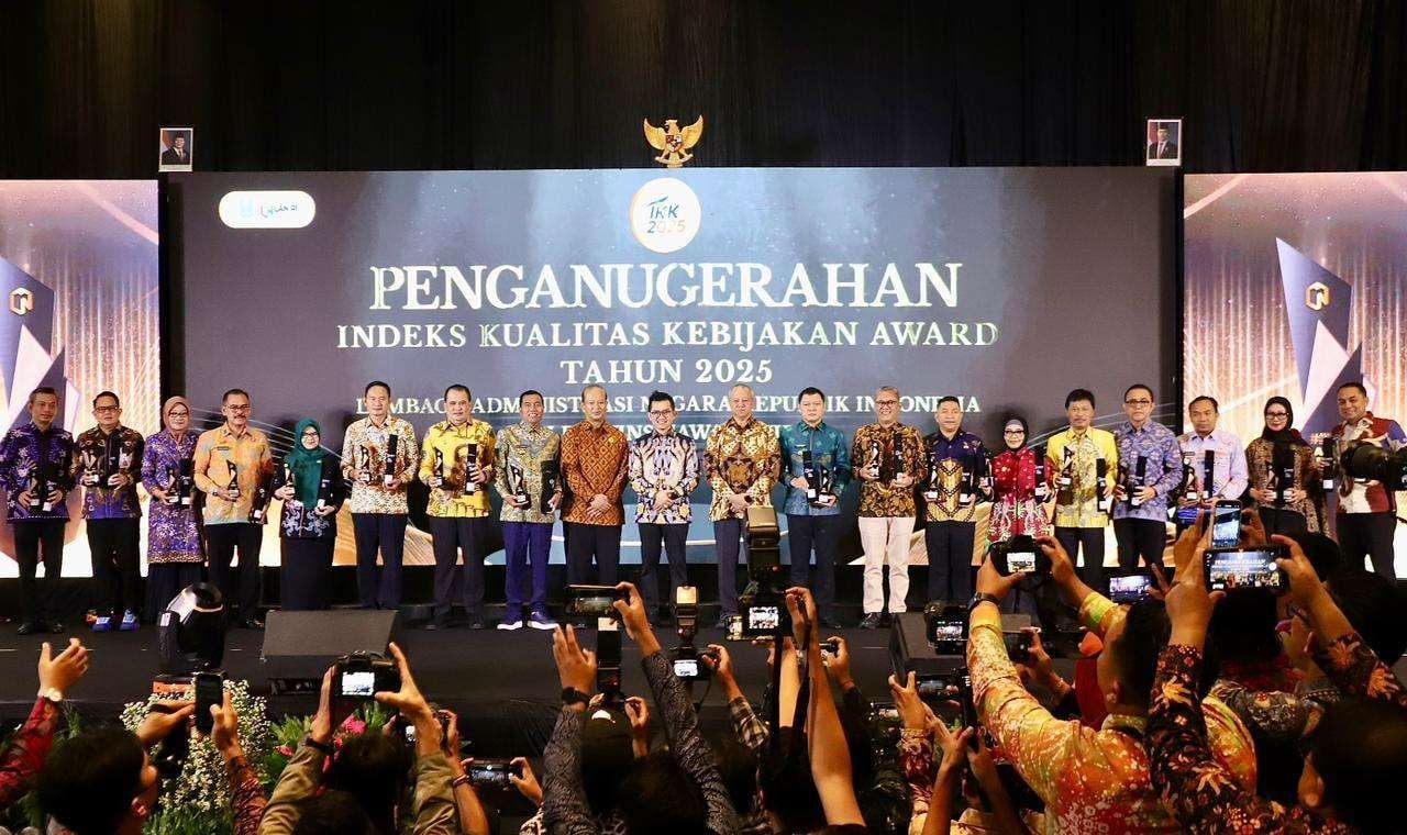 Penghargaan diserahkan langsung oleh Kepala LAN RI Muhammad Taufiq kepada Wali Kota Surabaya, Eri Cahyadi.
