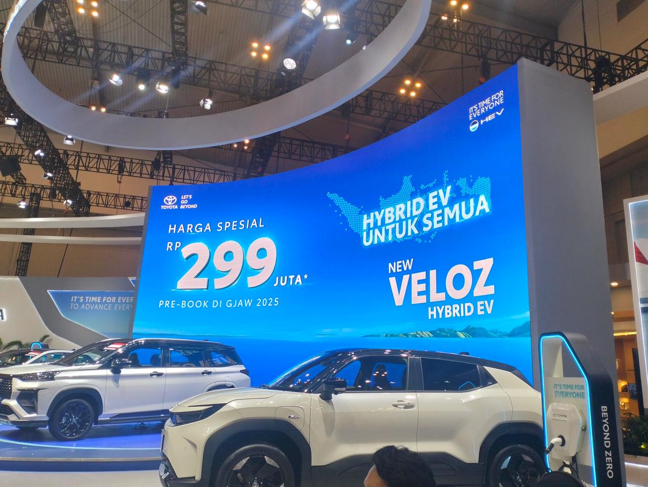 Toyota merilis Veloz Hybrid di GJAW 2025 seharga Rp299 juta, hadir sebagai MPV hybrid termurah dan jadi bagian ekspansi elektrifikasi Toyota di Indonesia.