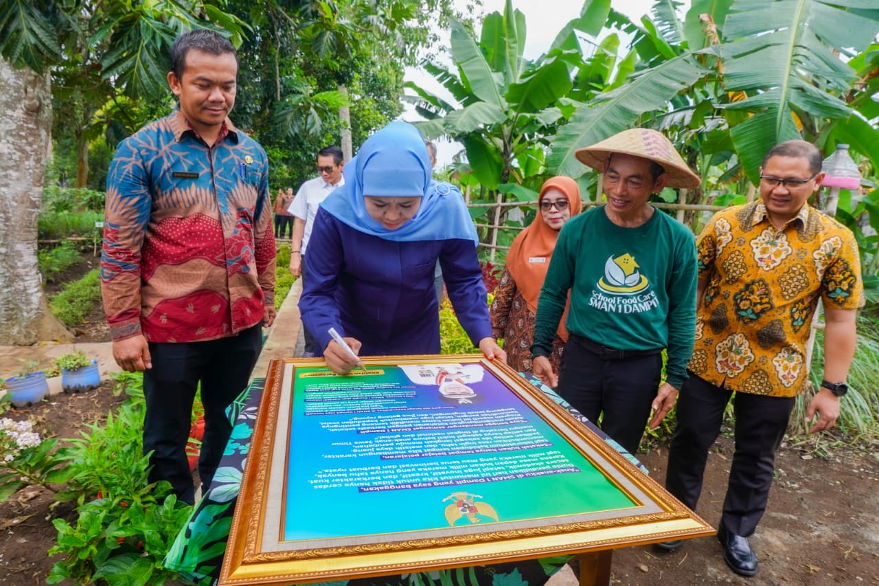 Gubernur Jawa Timur Khofifah Indar Parawansa meninjau langsung program Sekolah Inovatif Ketahanan Pangan (SIKAP) di SMAN 1 Dampit, Kabupaten Malang