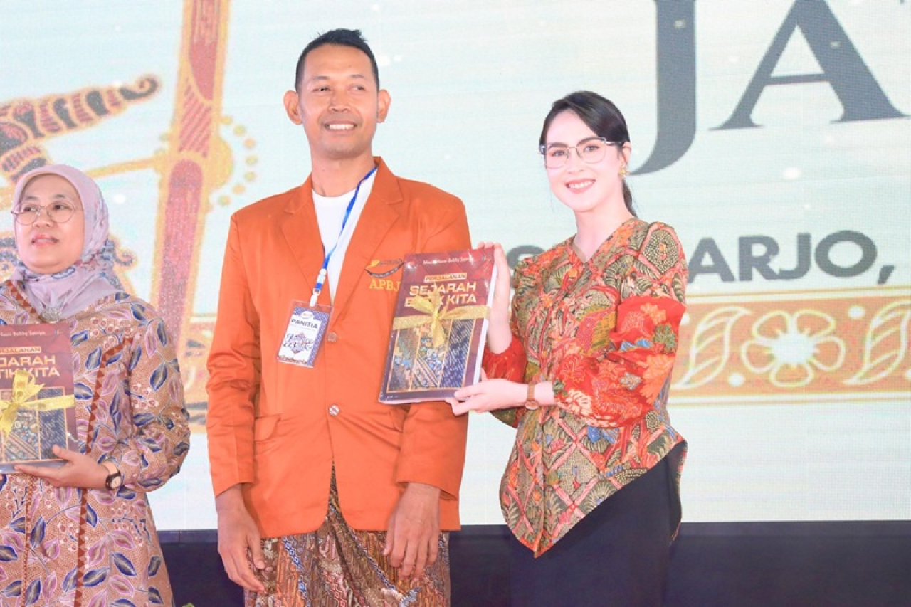 Arumi saat membuka secara resmi Jambore Batik ke-4 Jawa Timur Tahun 2025 dan Pengukuhan Pengurus Dewan Kerajinan Nasional Daerah Kabupaten Sidoarjo