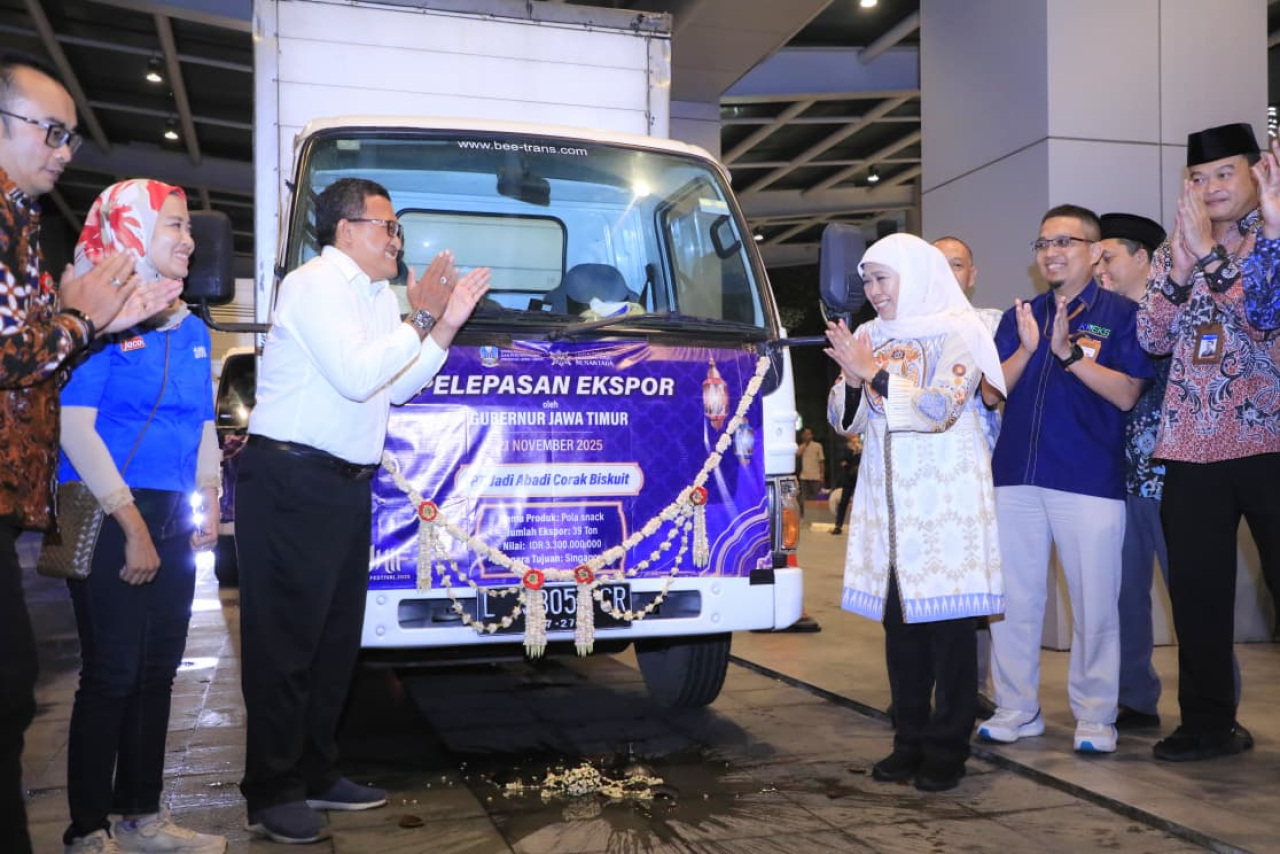 Gubernur Jawa Timur Khofifah Indar Parawansa menghadiri acara East Java Halal Industry Festival tahun 2025 di Hotel Novotel Samator, Surabaya pada Jumat (21/11).