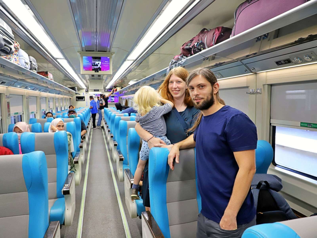 Wisatawan mancanegara bersama keluarga saat menggunkan transportasi kereta api