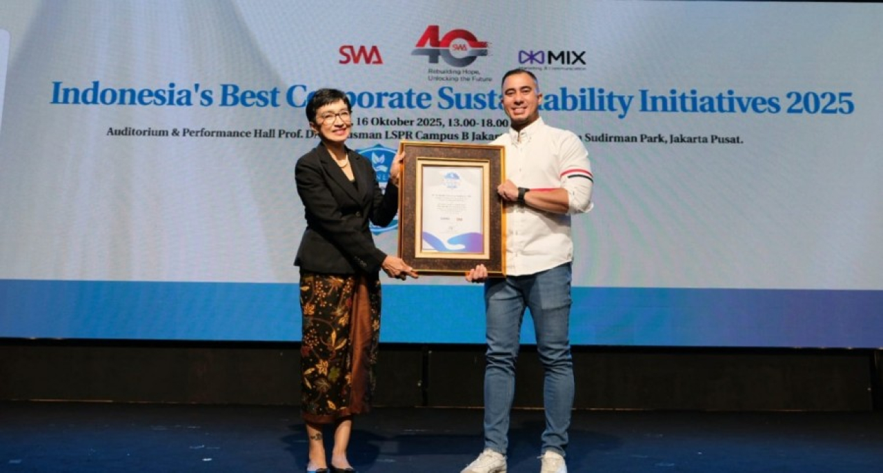 Direktur & Chief Regulatory Officer XLSMART, Merza Fachys saat menerima penghargaan