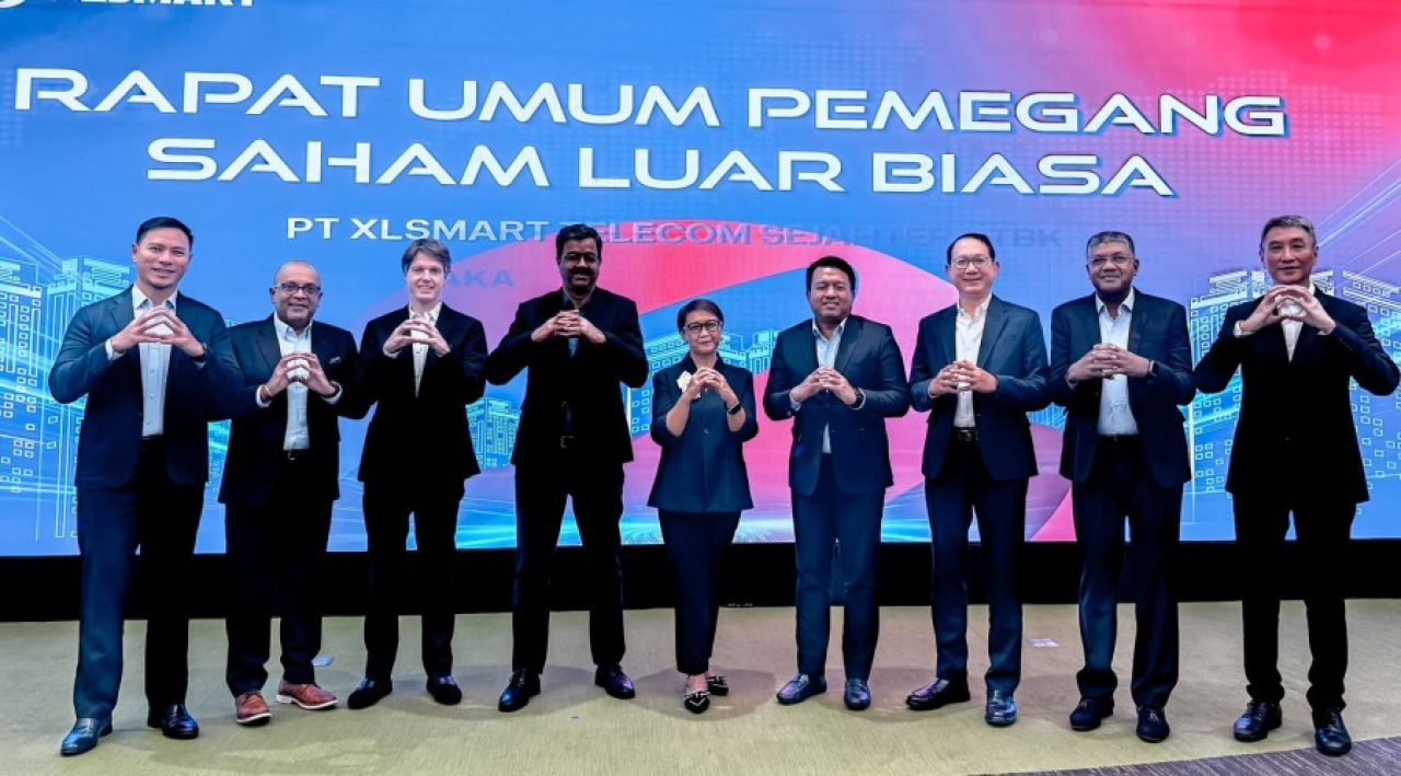 Presiden Direktur & CEO XLSMART, Rajeev Sethi bersama direksi dalam Rapat Umum Pemegang Saham Luar Biasa (RUPSLB)