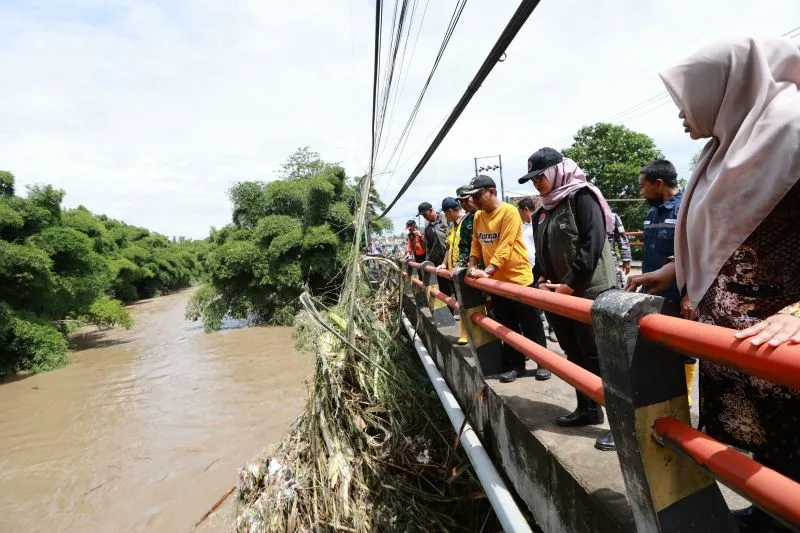Bupati Ipuk Instruksikan Tangani Sampah Pascabanjir Banjir