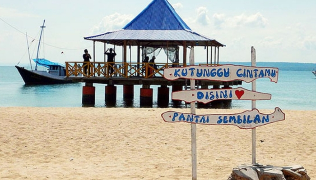 Pantai Sembilan di Pulau Gili Genting, Sumenep, menghadirkan hamparan pasir putih dan laut jernih dengan suasana tenang khas pesisir Madura