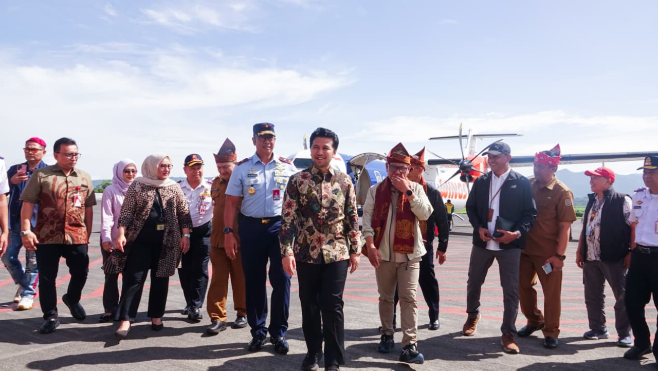 Wakil Gubernur Jawa Timur Emil Elestianto Dardak menghadiri penerbangan perdana Wings Air rute Lombok–Malang di Bandara Abdulrachman Saleh, Malang,