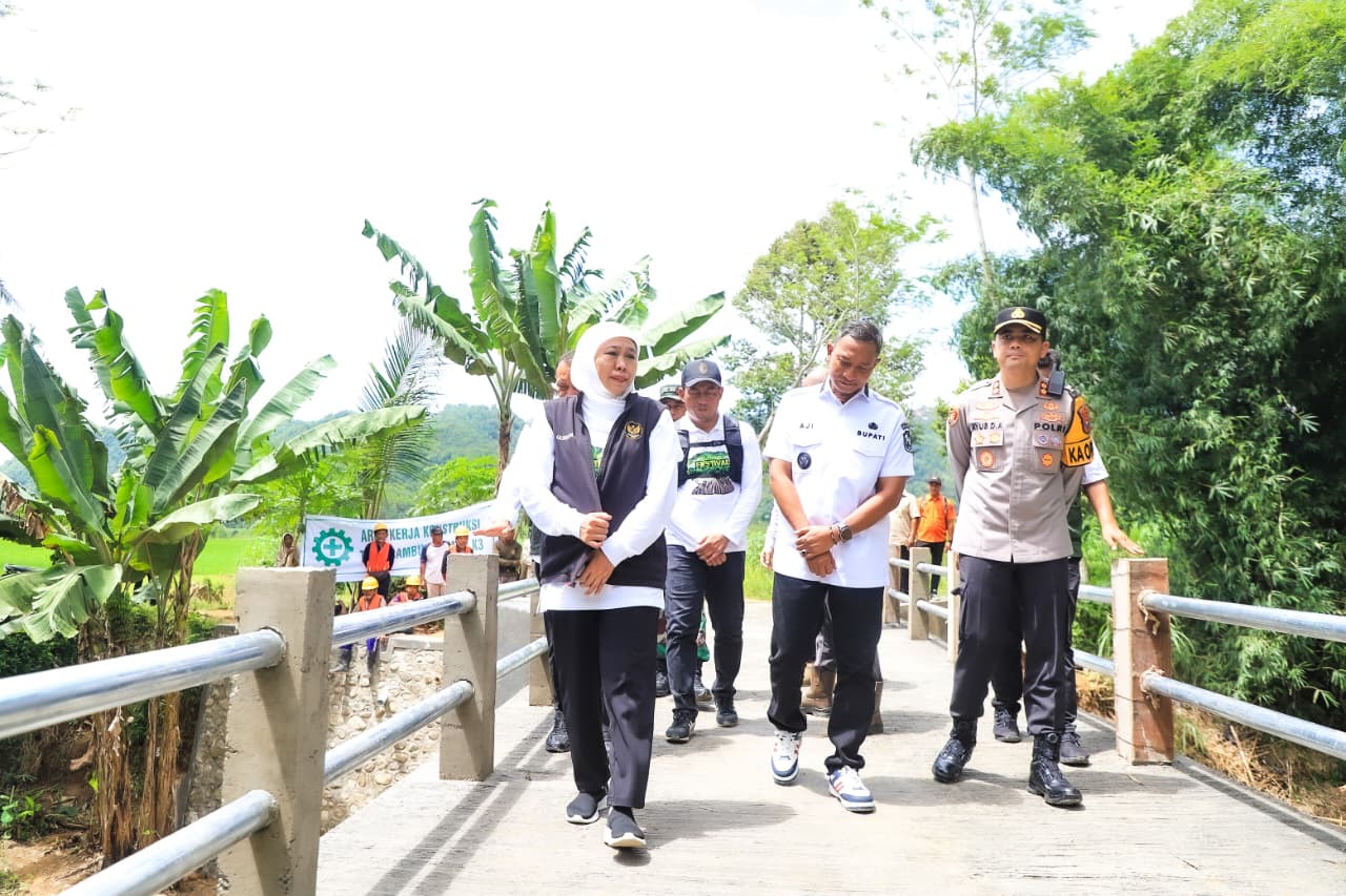 Gubernur Jawa Timur Khofifah Indar Parawansa meninjau perkembangan pelaksanaan rekonstruksi dua jembatan di Desa Tambakrejo, Kabupaten Pacitan