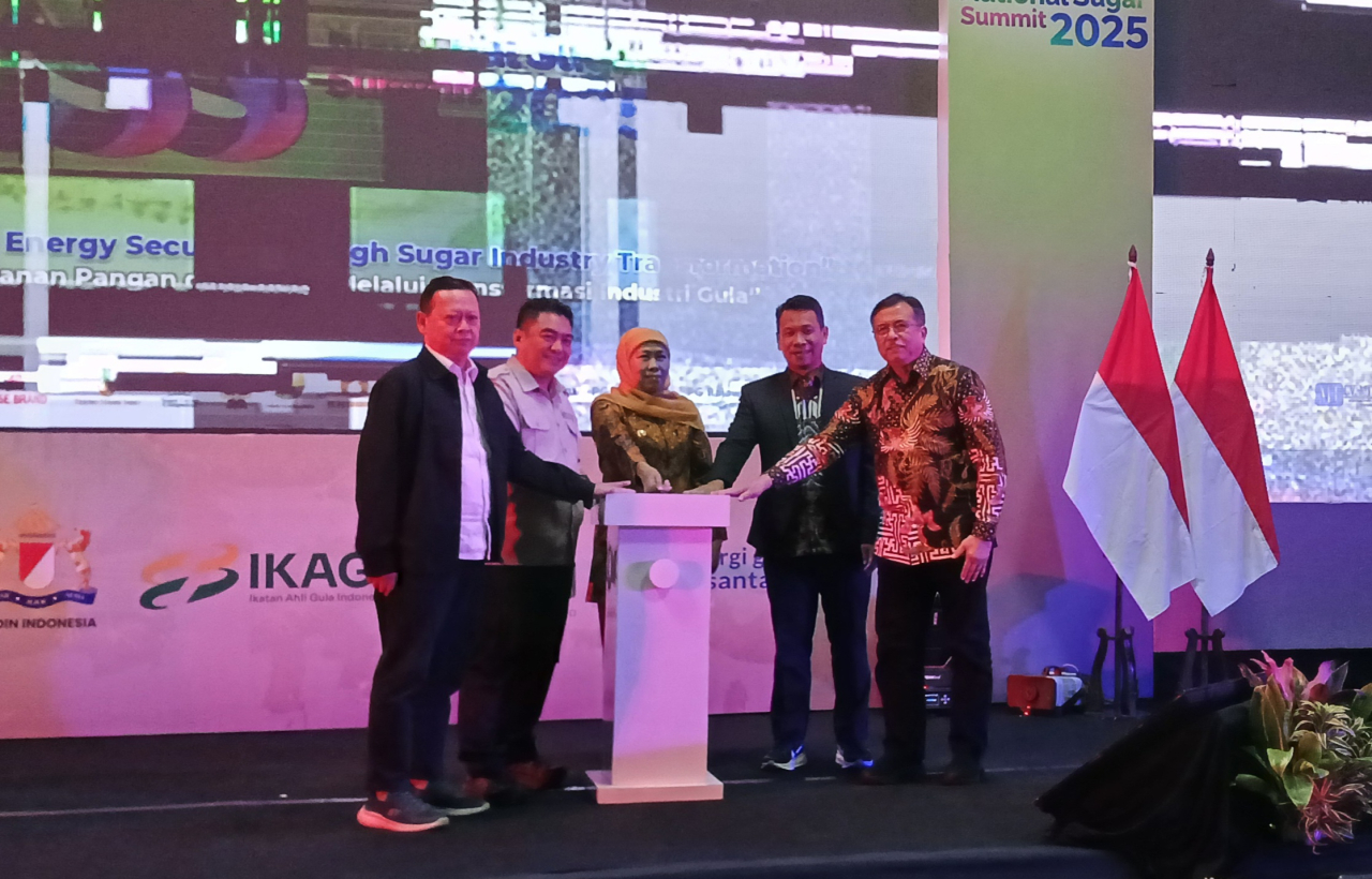 Gubernur Jawa Timur Khofifah Indar Parawansa membuka National Sugar Summit 2025 didampingi Dirut Sinergi Gula Nusantara (SGN) Mahmudi di Grand City Convex,