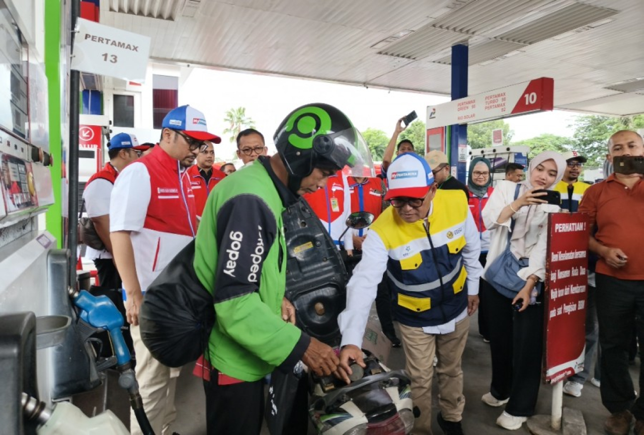 Kepala Badan Pengatur Hilir Minyak dan Gas Bumi (BPH Migas) Wahyudi Anas bersama Direktur Utama Pertamina Patra Niaga Mars Ega Legowo Putra melakukan monitoring kesiapsiagaan dan ketersediaan stok bahan bakar minyak (BBM) dan LPG di Surabaya