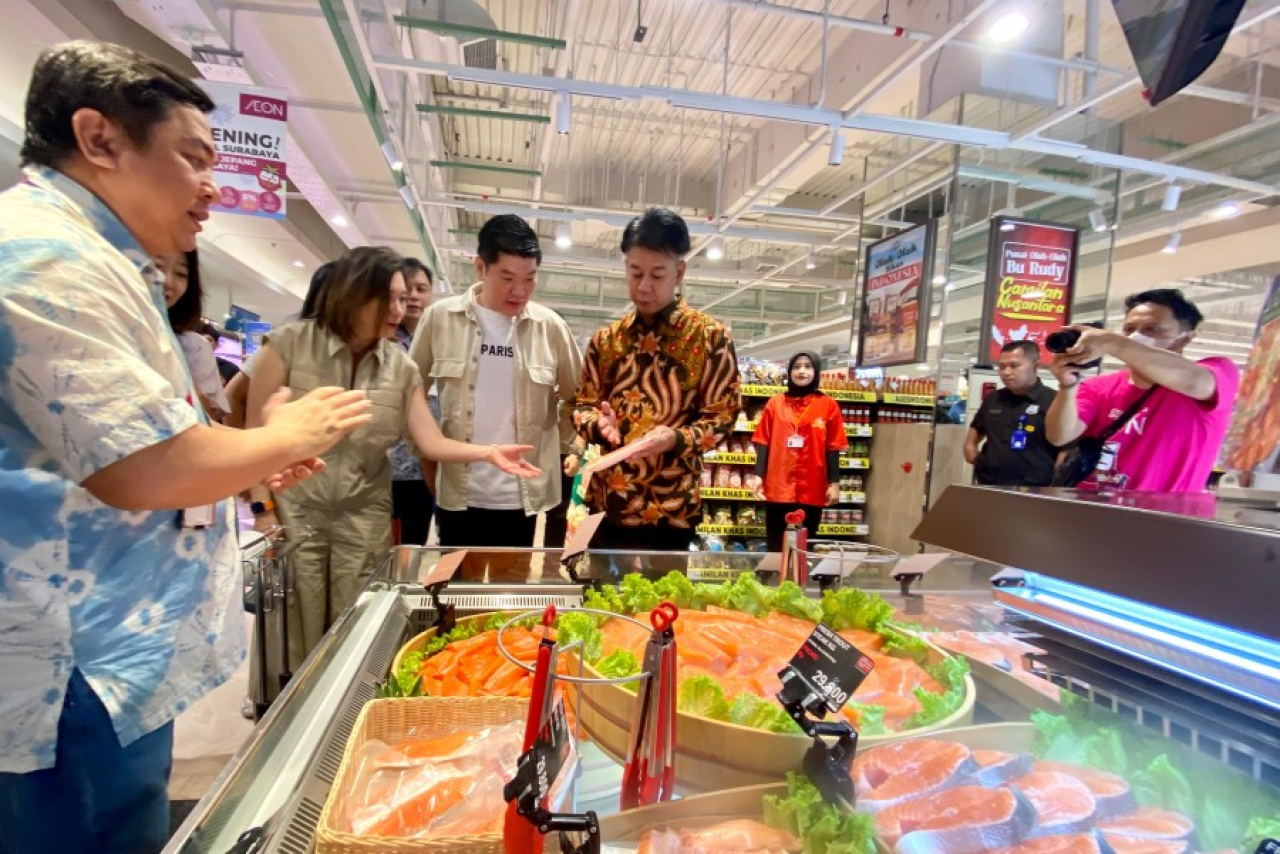 residen Direktur PT AEON Indonesia, Takahiro Osugi, didampingi Consulate General of Japan in Surabaya, Takonai Susumu serta General Manager Pakuwon Mall, Hendie Santoso dalam pembukaan di Surabaya