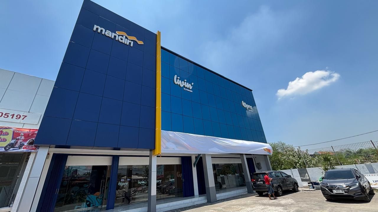 Kantor Cabang Pembantu (KCP) Gresik Manyar Raya di Jalan Raya Sukomulyo Gresik