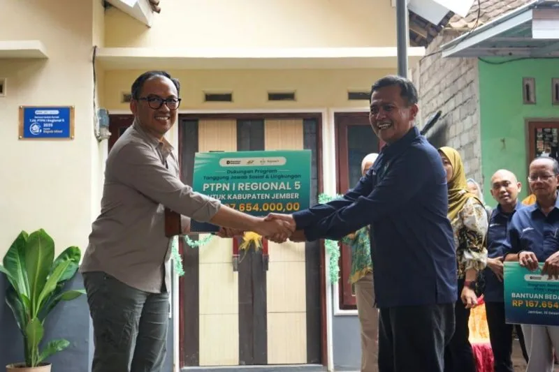 PTPN I Regional 5 Serahkan Bantuan TJSL Rp207 juta ke Jember