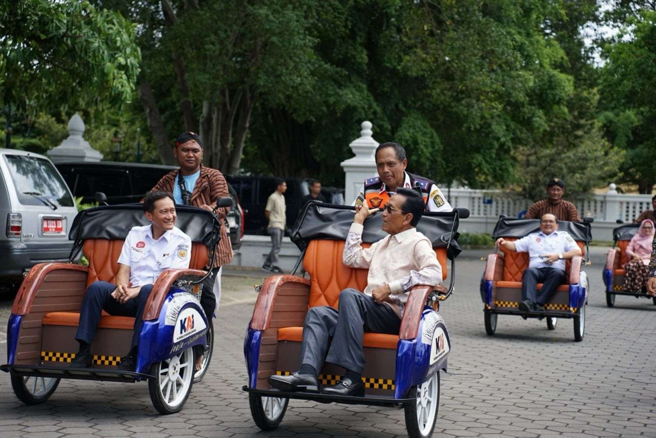 Direktur Utama KAI Bobby Rasyidin bersama Gubernur DIY, Sri Sultan Hamengkubuwono X mencoba becak listrik di komplek Kepatihan Yogyakarta