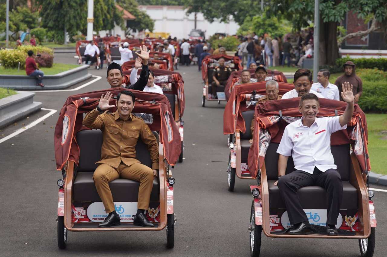 Bupati bersama Direktur YGSN dan Forkopimda saat mencoba menaiki becak listrik, setelah disalurkan kepada 100 penerima.