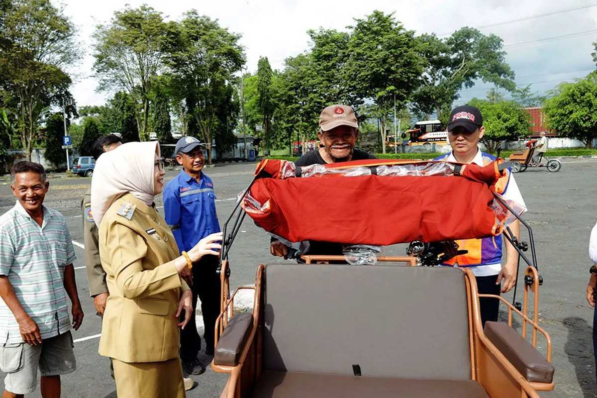 100 Pengayuh Becak Lumajang Terima Bantuan Becak Listrik dari Presiden