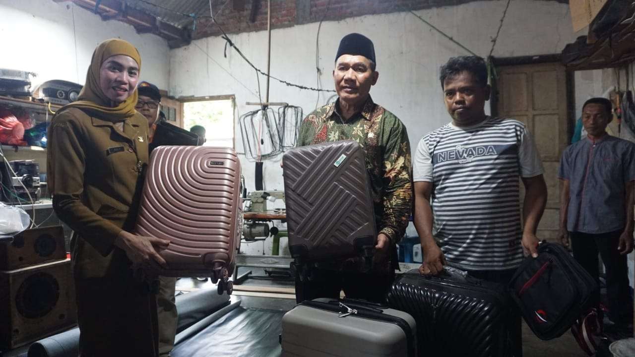 Anggota Komisi VII DPR RI dari Daerah Pemilihan Jawa Timur I, Bambang Haryo Soekartono (BHS), saat mendatangi UMKM tas koper di Tanggulangin