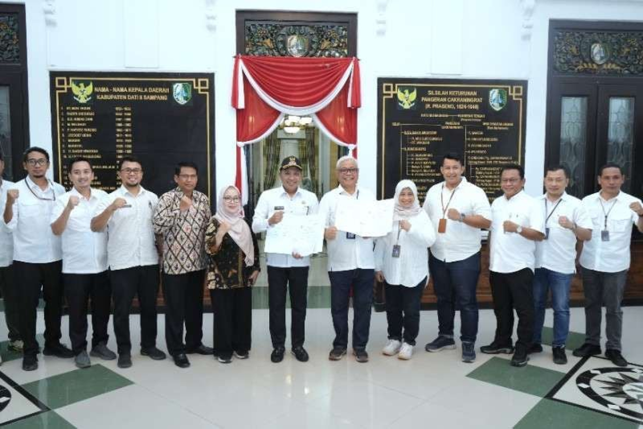 Pemerintah Kabupaten Sampang dan Perum Bulog resmi menandatangani Nota Kesepahaman (MoU) tentang Hibah Tanah untuk Pembangunan Infrastruktur Pasca Panen Bulog