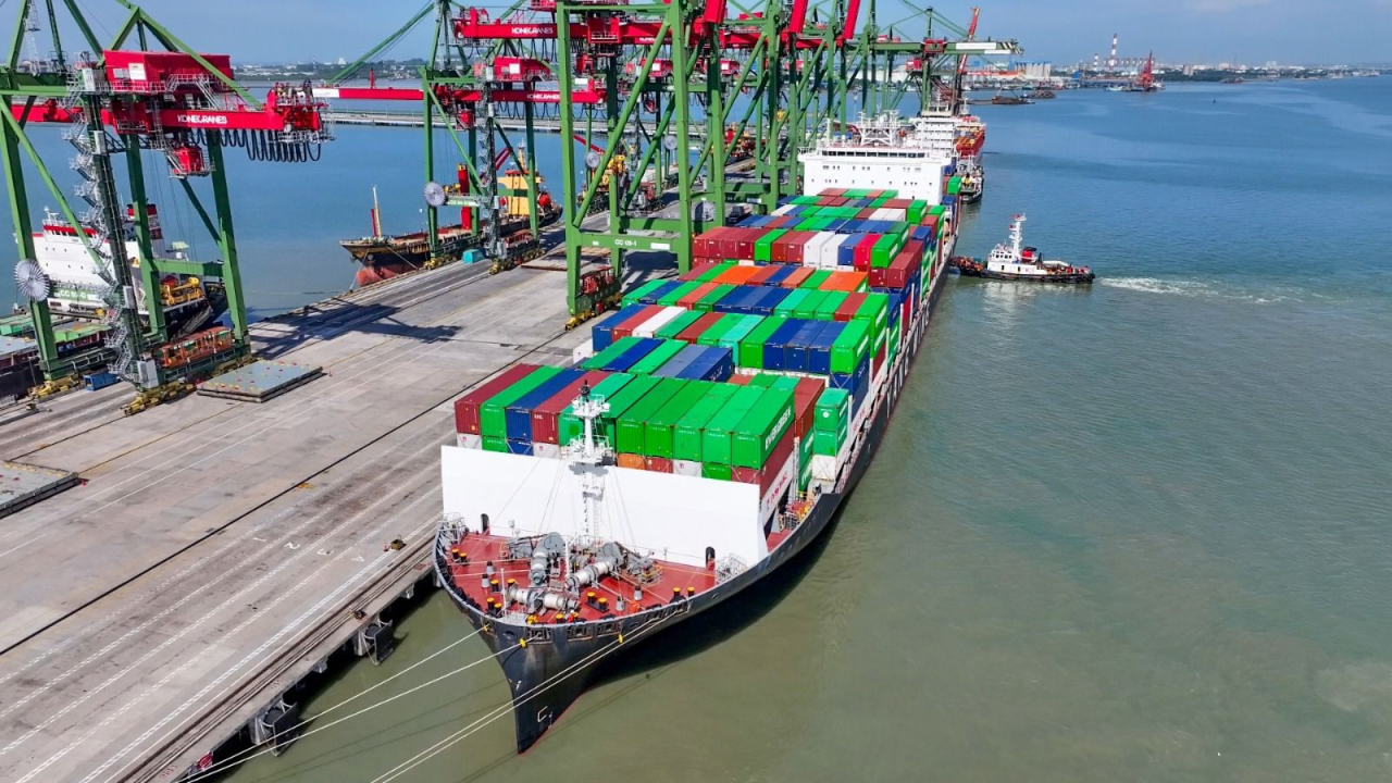 Kapal MV YM CONTINUITY resmi sandar di dermaga internasional Terminal Teluk Lamong pada Rabu, 17 Desember 2025