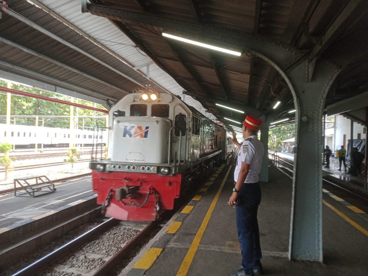 PT Kereta Api Indonesia (Persero) Daerah Operasi 9 Jember menyatakan komitmennya memperkuat konektivitas antar-moda transportasi di Kabupaten Jember.