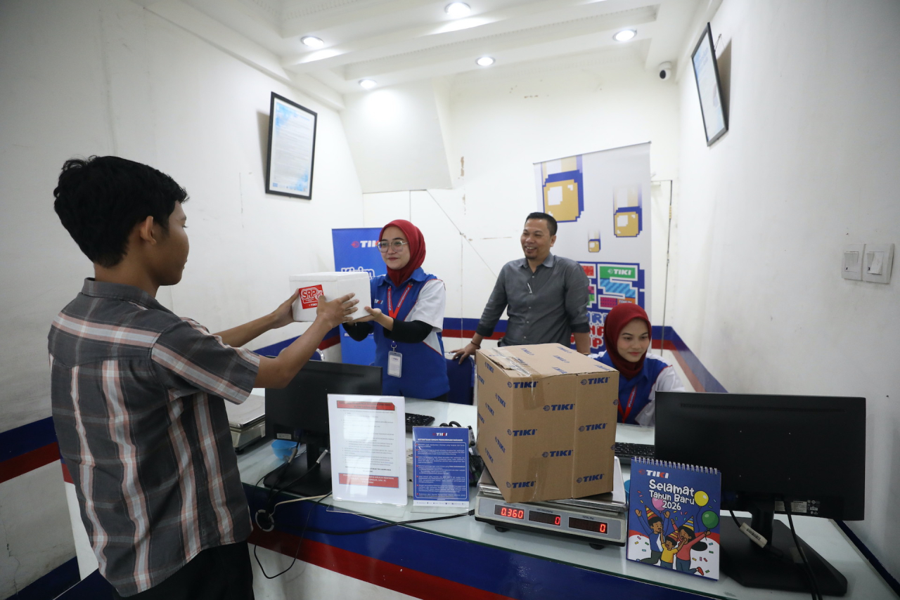 Customer service tengah melayani proses pengiriman paket di Gerai TIKI 24 Jam Casablanca