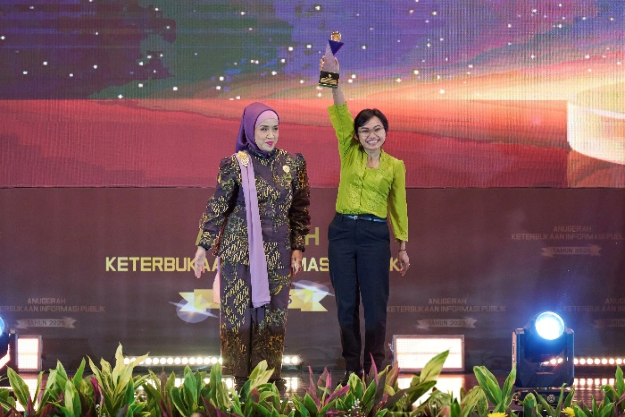 Penghargaan diserahkan oleh Komisioner Bidang Advokasi, Sosialisasi, dan Edukasi KIP, Samrotunnajah Ismail kepada Senior Manager of External Communication SIG, Novi Maryanti