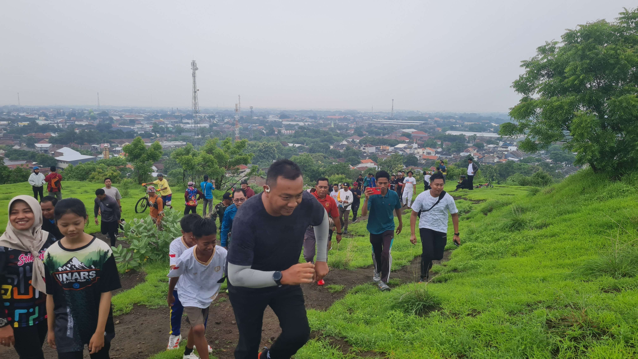 Bupati Situbondo, Yusuf Rio Wahyu Prayogo, saat mengajak puluhan pelajar dan Forkopimca mendaki Gunung Pattok.