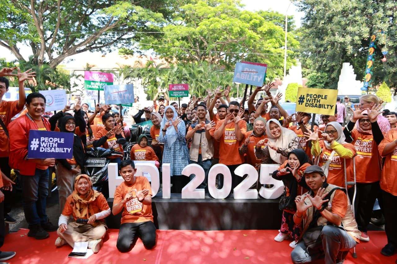 Bupati Banyuwangi Ipuk Fiestiandani saat menyapa peserta konvoi disabilitas
