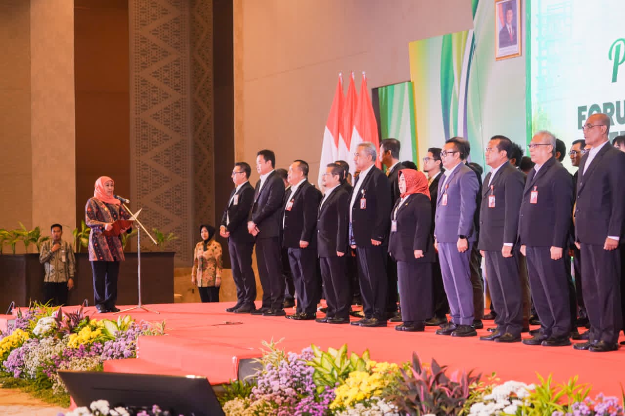 Gubernur Jawa Timur Khofifah Indar Parawansa mengukuhkan 51 orang anggota Forum Industri Hijau Jawa Timur periode 2025-2027. 