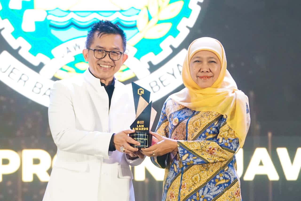 Kepala Lembaga Administrasi Negara (LAN) RI Muhammad Taufiq,menyerahkan ketiga penghargaan pertama ini diberikan kepada Gubernur Khofifah.