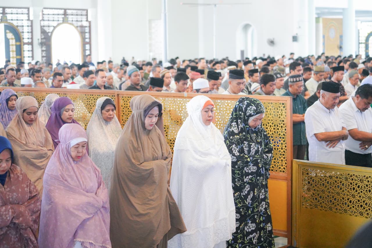 Gubernur Jawa Timur Khofifah Indar Parawansa bersama ribuan masyarakat Jawa Timur melakukan Sholat Ghaib di Masjid Agung Surabaya