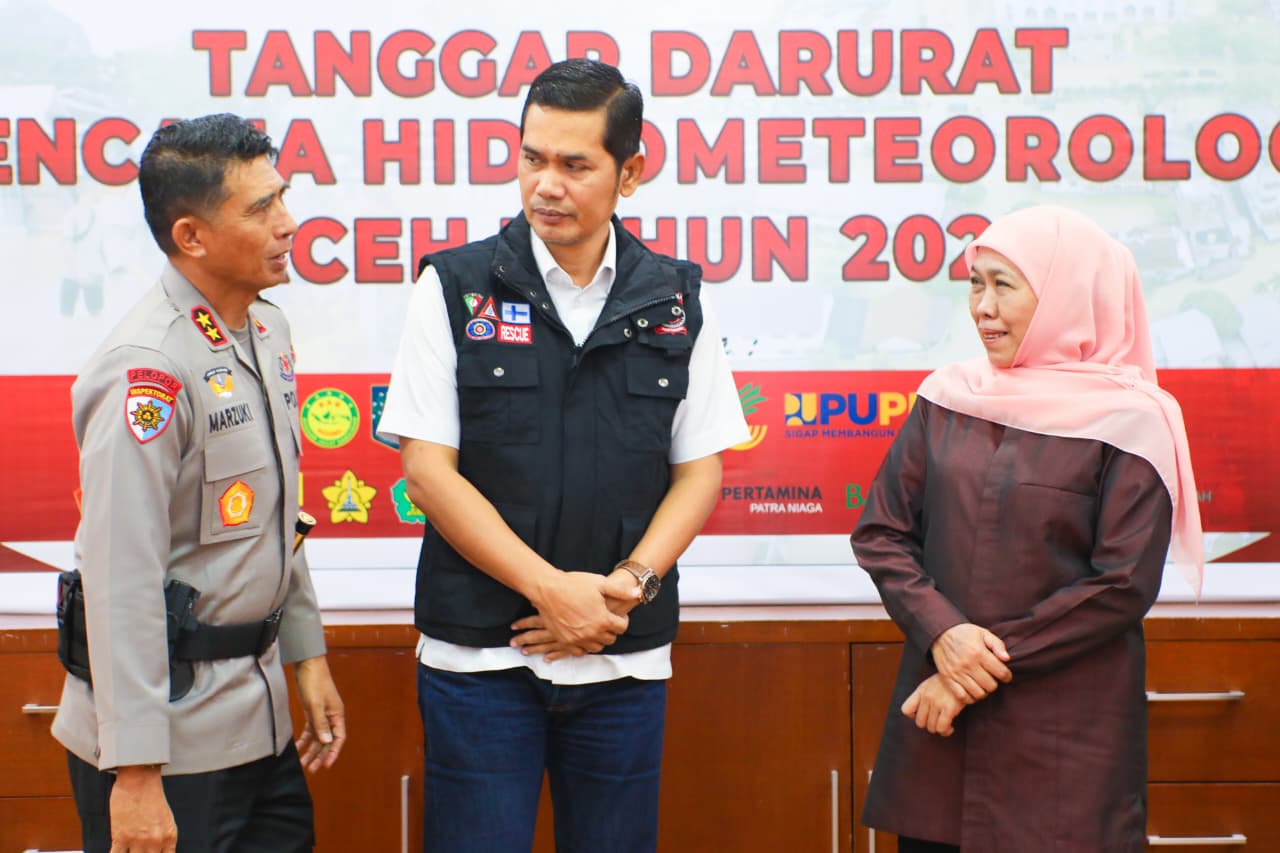 Gubernur Jawa Timur Khofifah Indar Parawansa bertolak ke Aceh untuk menyerahkan langsung bantuan dari Pemerintah Provinsi dan masyarakat Jawa Timur untuk masyarakat korban bencana hidrometeorologi di Aceh