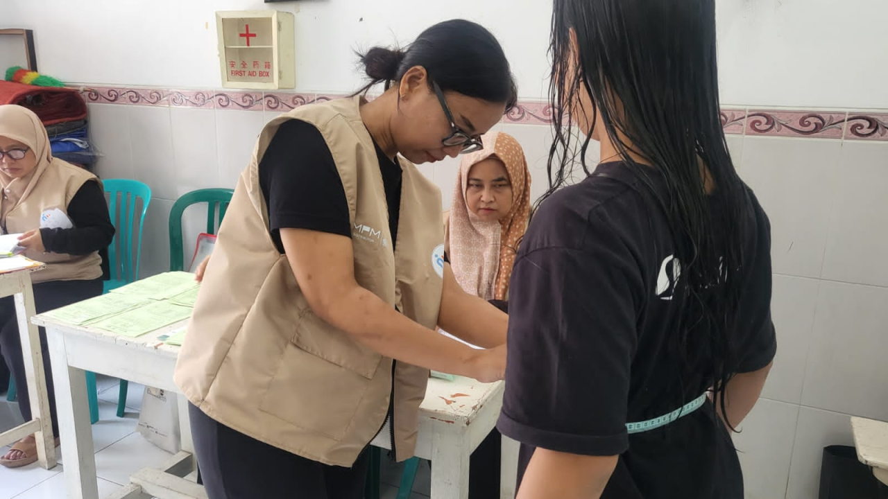 dukungan diberikan kepada Posyandu RW 01 Kelurahan Klojen, Kota Malang, melalui penyerahan perlengkapan dan alat kesehatan
