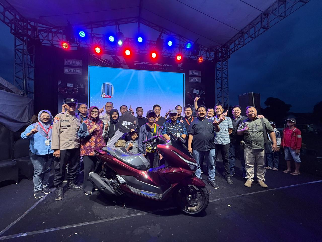 Heri Purwanto, Hadiah Grand Prize Honda PCX160 adalah konsumen dari wilayah Blitar, melengkapi daftar pemenang pada periode ini.